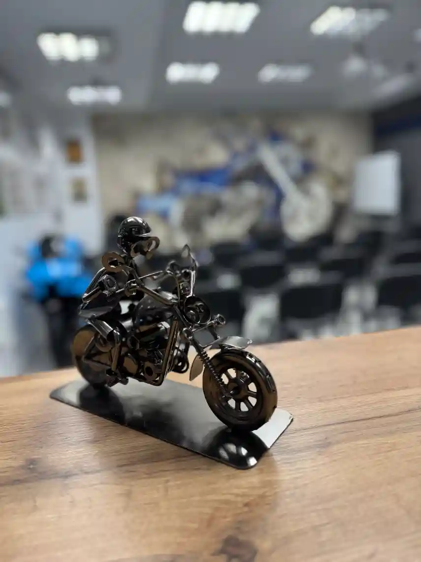 figurka motocyklisty w sali 856x1142