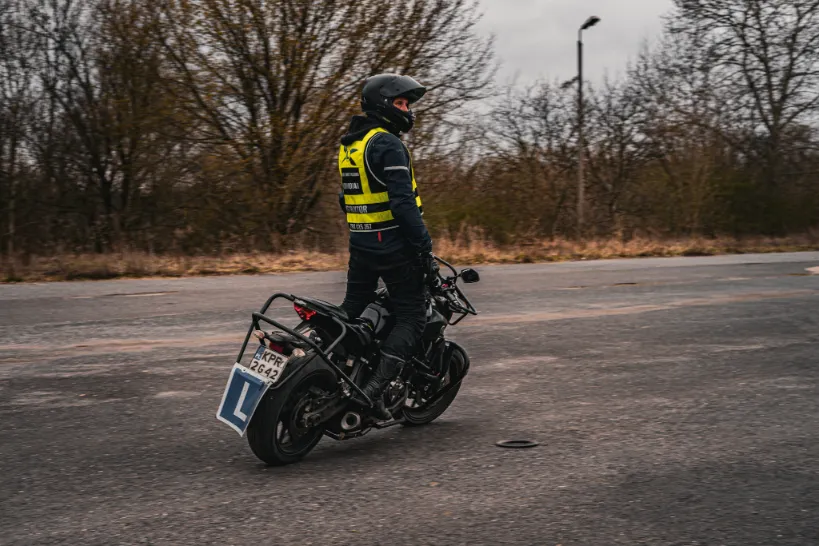 kursant na motocyklu osk kormorna 819x546