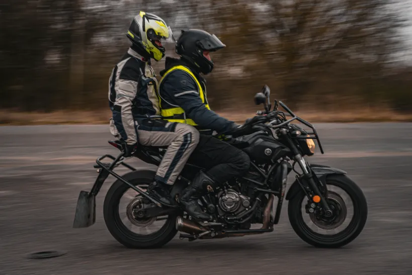 motocykl bokiem nauka jazdy 819x546