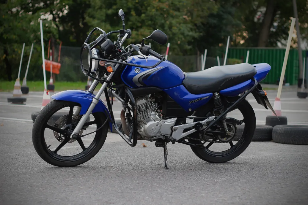 motocykl niebieski do nauki jazdy 1036x691