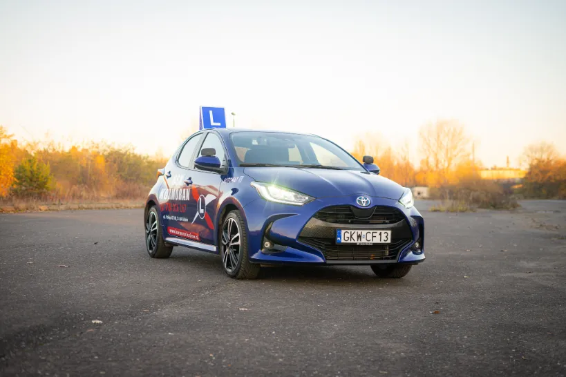 nauka jazdy samochod niebieski 819x546