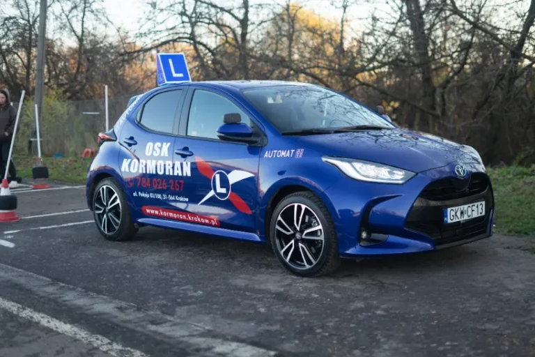 niebieska toyota yaris automat bokiem 819x546