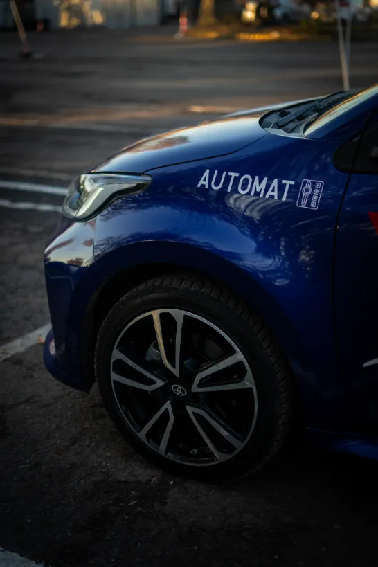 niebieska toyota yaris automat kolor 546x819