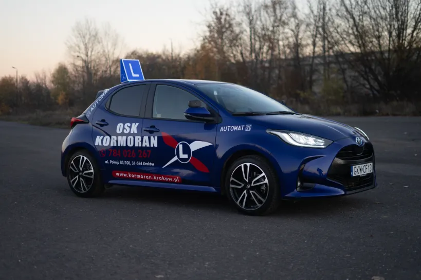 Toyota Yaris Hybrid bokiem - kursy prawa jazdy na automacie