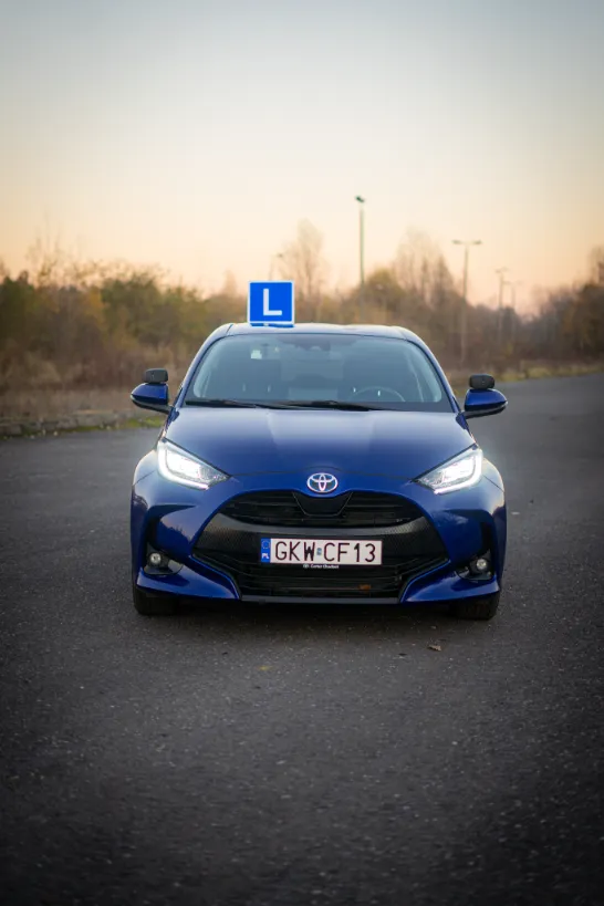Toyota Yaris Hybrid przód - kurs ekspresowy prawa jazdy w 14 dni na automacie