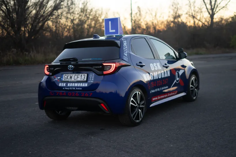 Toyota Yaris Hybrid tył - zakres kursu ekspresowego na prawo jazdy automat