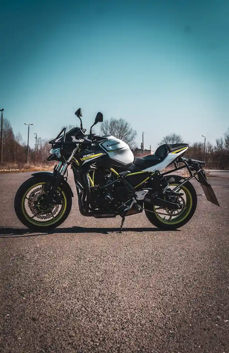 Kawasaki Z650 zolty 780x1200